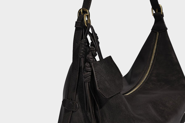Lässige Hobo-Schultertasche mit matter Oberfläche, Quastenbesatz und goldfarbenen Metallelementen, Detailansicht 27