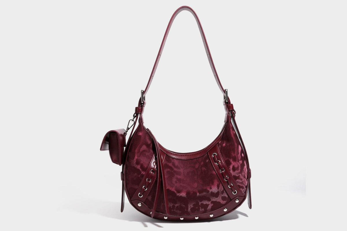 Crescent-Hobo-Schultertasche mit braunem Leopardenmuster, silbernen Nieten, Ösenbesatz, verstellbarem Riemen und abnehmbarem Mini