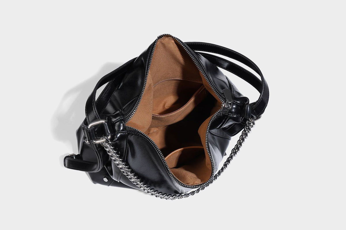 Glänzend schwarze Hobo-Shopper-Tasche mit silberfarbenem Kettenakzent, Reißverschluss oben und langen Schulterriemen, Detailansicht 26