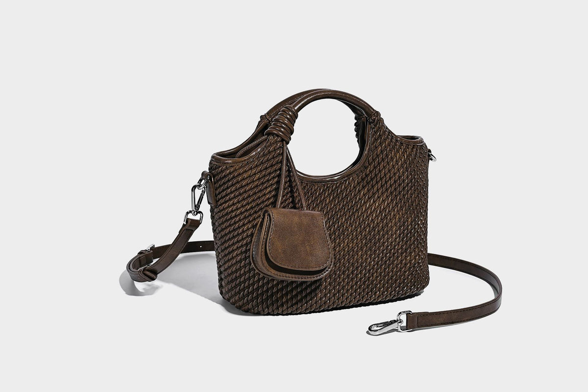 Strukturierte Beuteltasche mit Webstruktur, geknotetem Tragegriff, vorderer Klappentasche und abnehmbarem Crossbody-Riemen in Silberoptik