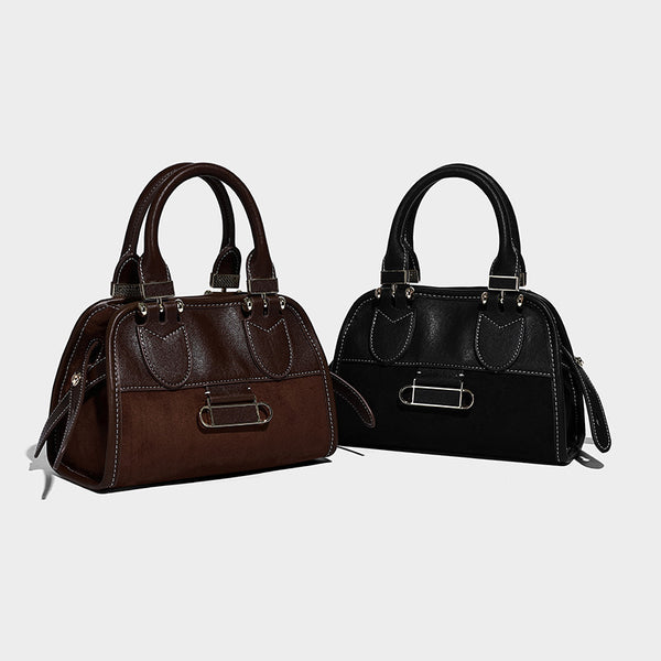 Kleine strukturierte Henkeltasche mit abgerundeten Henkeln, kontrastierenden weißen Ziernähten, silberfarbenem Stäbchenverschluss und abnehmbarem