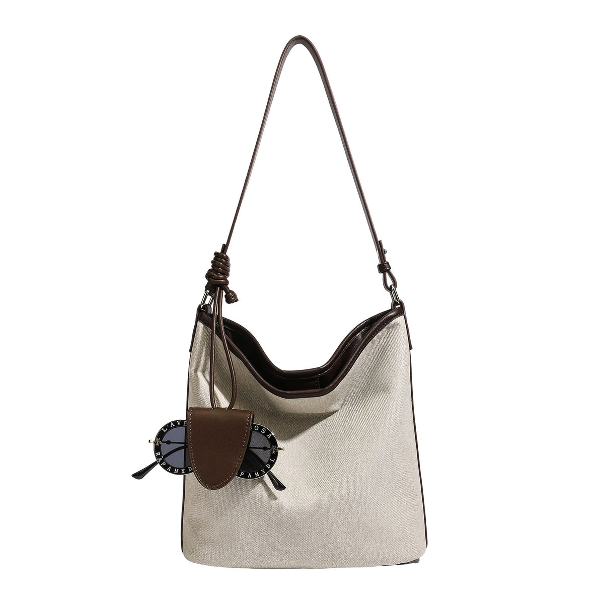 Cremefarbene Canvas-Beuteltasche mit dunkelbraunem Besatz in Lederoptik, geknotetem Riemen und befestigter Mini-Tasche, Detailansicht 5