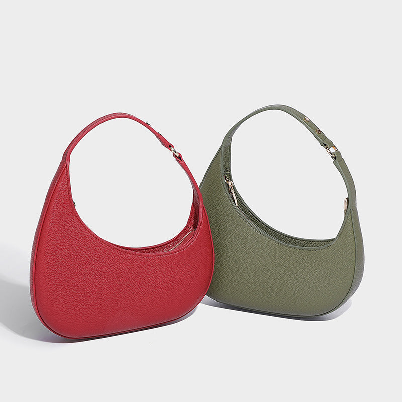 Halbmondförmige Hobo-Schultertasche in genarbter Lederoptik mit schmalem Riemen und goldfarbenen Reißverschlussdetails, Detailansicht
