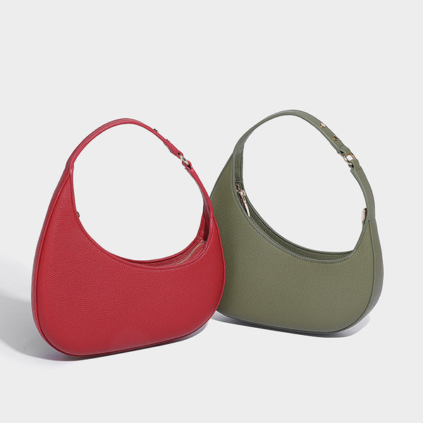 Halbmondförmige Hobo-Schultertasche in genarbter Lederoptik mit schmalem Riemen und goldfarbenen Reißverschlussdetails, Detailansicht