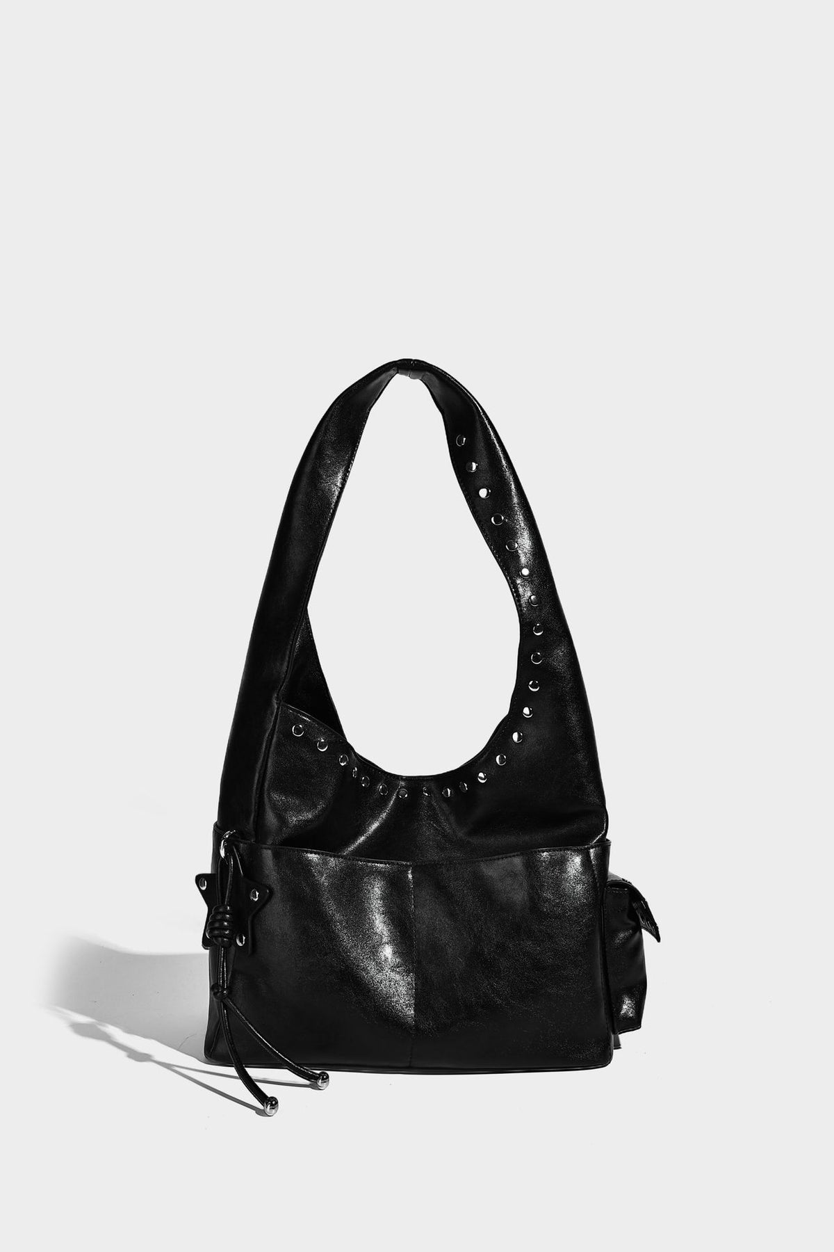 Lässige Hobo-Schultertasche in dunkelbrauner, matter Wildlederoptik mit silberfarbenem, nietenbesetztem Riemen und seitlichem Kordelzug