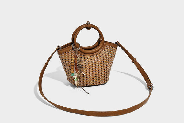 Kleine gewebte Beuteltasche in Tanbraun mit rundem Henkel aus Lederimitat, Quastenanhänger mit Perlen und abnehmbarem Crossbody-Riemen