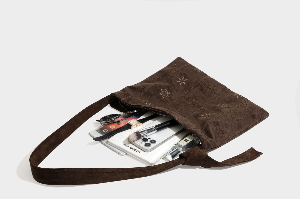 Lässige Hobo-Schultertasche in dunkelbrauner Velourslederoptik mit Ton-in-Ton-Blumenstickerei und langem, geknotetem Einzelriemen, Detailansicht