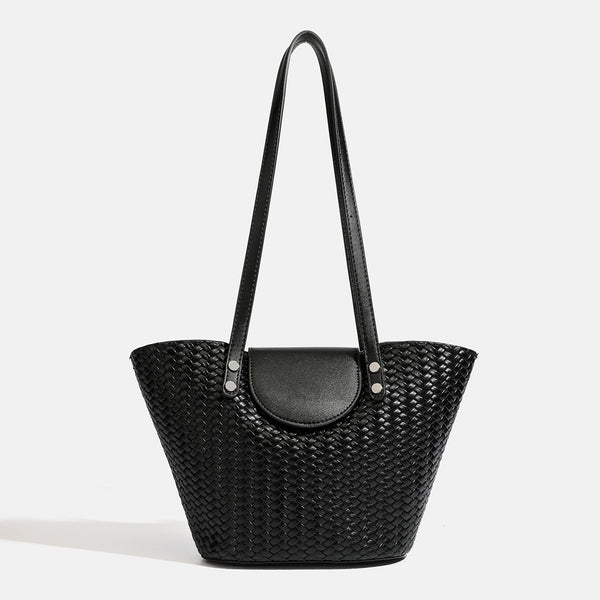Schwarze geflochtene Trapez-Schultertasche mit glatter Frontklappe, silberfarbenen Nieten, zwei langen Riemen und passendem Innenetui mit Reißverschluss
