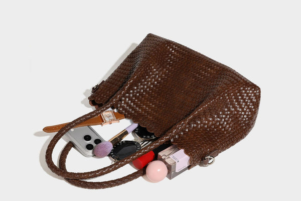 Strukturierte, glänzend gewebte Tote-Bag mit geschwungenem oberen Rand, geflochtenen Henkeln, abnehmbarem Crossbody-Riemen und Perlenquaste