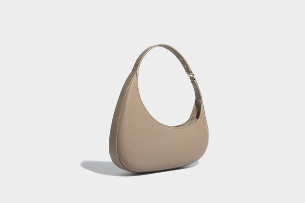 Sichelförmige Halbmond-Hobo-Schultertasche in genarbter Lederoptik mit schmalem Riemen und goldfarbenen Reißverschlussdetails, Detailansicht