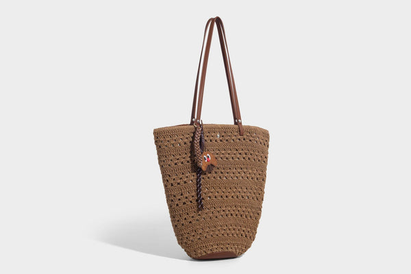 Grobmaschig gehäkelte Tote-Bag mit Schulterriemen in brauner Lederoptik und Besatz am Boden, Detailansicht 25