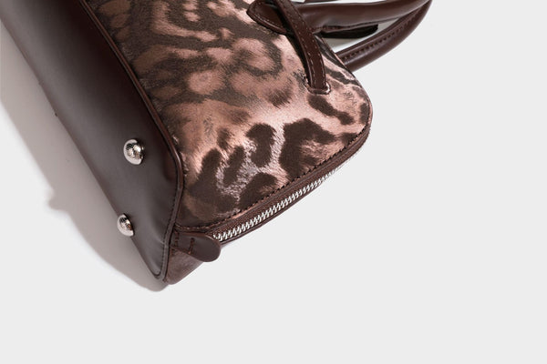 Strukturierte Henkeltasche mit tonal abgestimmtem Leopardenprint, Besatz in Lederoptik, gerollten Henkeln, vorderem Drehverschluss und