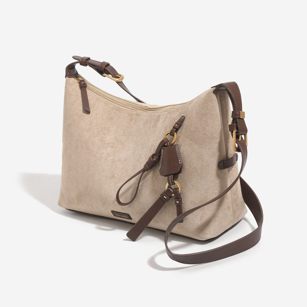Hobo-Schultertasche in Sand mit Velourslederoptik, dunkelbraunen Riemen aus Lederimitat, goldfarbenen Metalldetails, Reißverschluss oben und hängendem
