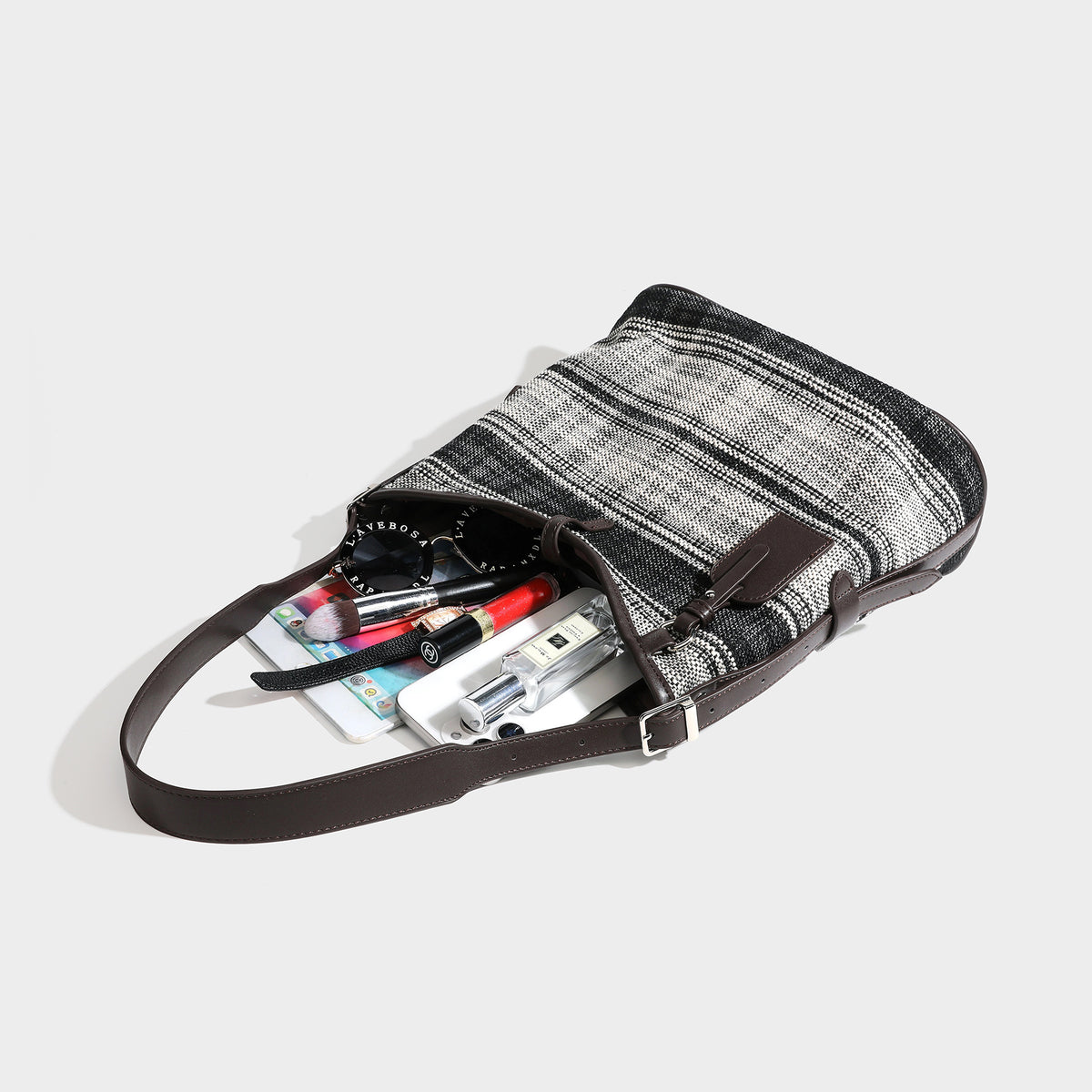 Schwarz-weiß karierte Hobo-Schultertasche aus gewebtem Material mit dunkelbrauner Einfassung in Lederoptik, Kordelzugverschluss und langem, verstellbarem