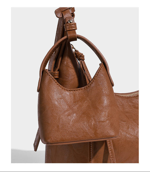 Glänzende Hobo-Schultertasche in Lederoptik mit abnehmbarem Mini-Etui und Logo-Beschlägen in Goldoptik, Detailansicht 13