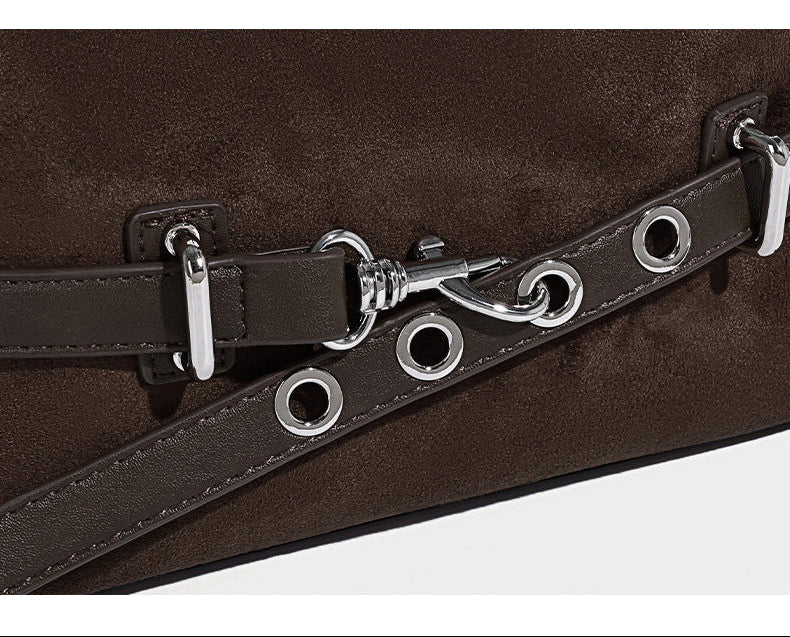 Hobo-Schultertasche in Dunkelbraun mit velourslederartiger Oberfläche, silberfarbener Gürtelschnalle und Ösenbeschlägen, verstellbarem Riemen, Detailansicht 7
