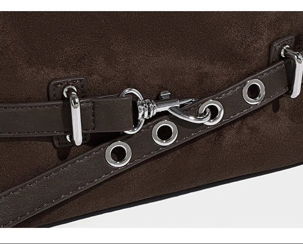 Hobo-Schultertasche in Dunkelbraun mit velourslederartiger Oberfläche, silberfarbener Gürtelschnalle und Ösenbeschlägen, verstellbarem Riemen, Detailansicht 7