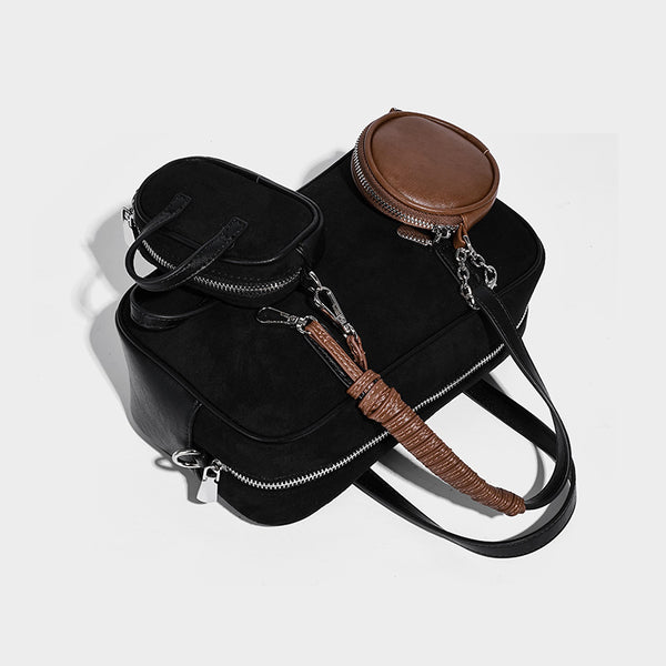 Strukturierte Boston-Bowlingtasche in Veloursleder-Optik, dunkelbraun, mit Henkeln mit blauen Akzenten und abnehmbarem Mini-Rundtäschchen, Detailaufnahme