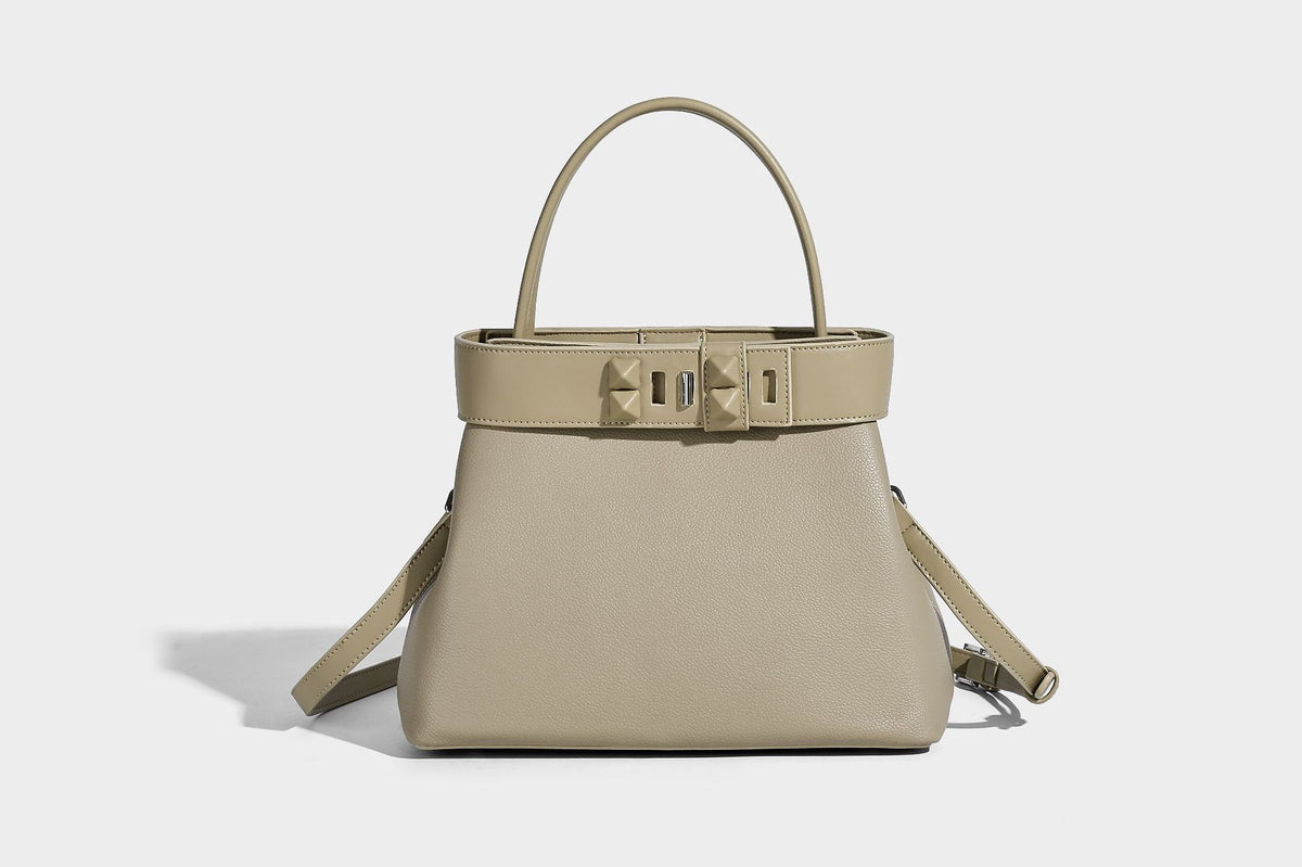 Strukturierte Trapez-Tote-Bag mit oberem Riemen mit Gürtelschnalle, genarbter Lederoptik und silberfarbenen Beschlägen, Detailansicht