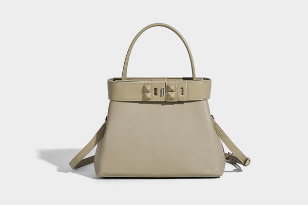 Strukturierte Trapez-Tote-Bag mit oberem Riemen mit Gürtelschnalle, genarbter Lederoptik und silberfarbenen Beschlägen, Detailansicht