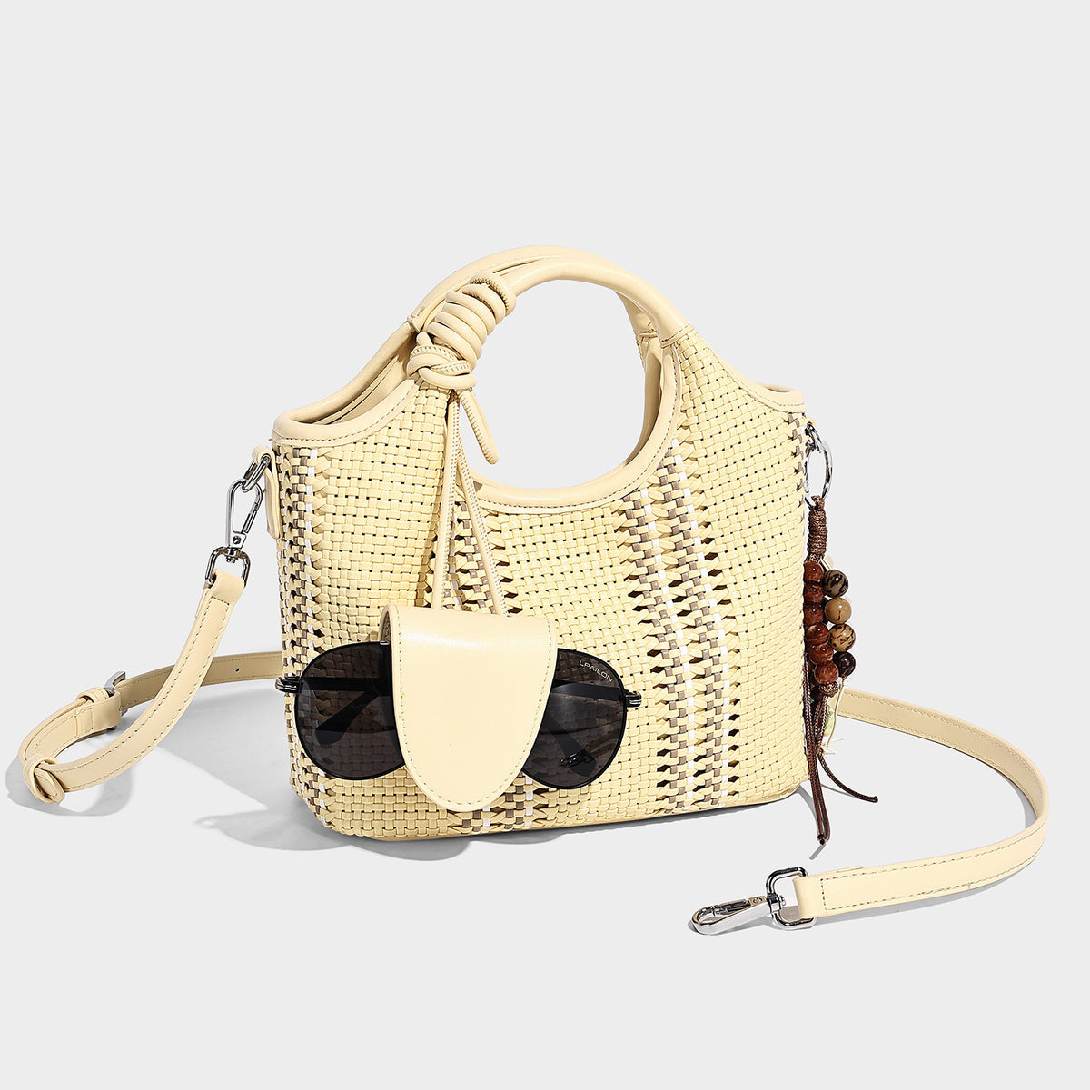 Gewebte Bucket-Tote in Pastellblau mit geflochtenen Henkeln, offenem Frontfach, Perlenanhänger und abnehmbarem Crossbody-Riemen