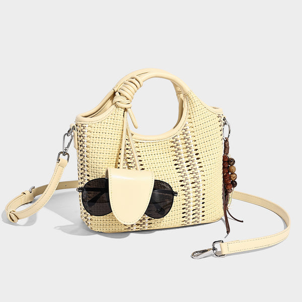 Gewebte Bucket-Tote in Pastellblau mit geflochtenen Henkeln, offenem Frontfach, Perlenanhänger und abnehmbarem Crossbody-Riemen