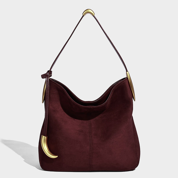 Weich fallende Hobo-Schultertasche in brauner matter Veloursleder-Optik mit goldfarbenen Halbmond-Beschlägen und schmalem Schulterriemen, Detailansicht