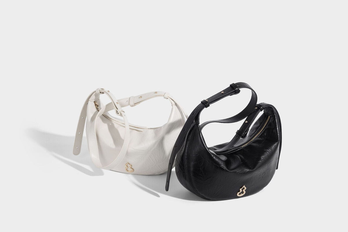 Glänzende, gekräuselte Halbmond-Schultertasche mit goldfarbenen Emblem-Beschlägen und verstellbarem Riemen, Detailansicht 24