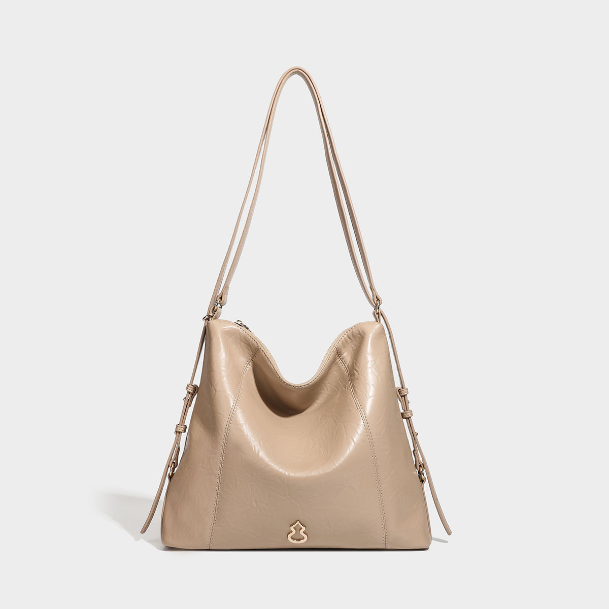 Große, lässig fallende Hobo-Schultertasche aus glänzendem Material in geknautschter Lederoptik mit goldfarbenen Beschlägen und langem verstellbarem Riemen