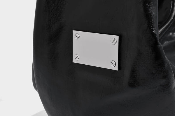Schwarze, glänzende, weich fallende, halbmondförmige Hobo-Bag mit breitem integriertem Schulterriemen und silberfarbenem Reißverschluss, Detailansicht 19