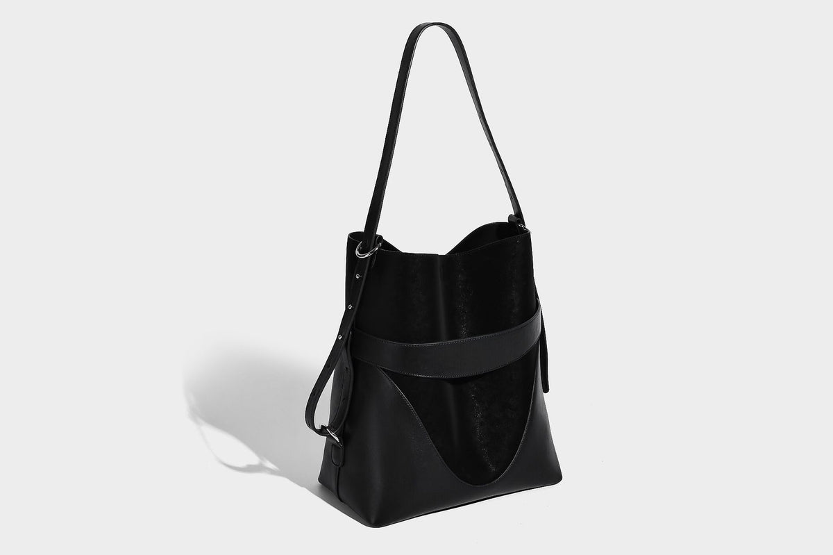 Hohe, matte Beuteltasche mit Veloursleder-Haptik, Band in Lederoptik, silberfarbenen Beschlägen und abnehmbarer Reißverschlusstasche, Detailansicht 16