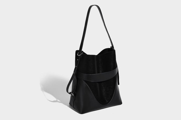 Hohe, matte Beuteltasche mit Veloursleder-Haptik, Band in Lederoptik, silberfarbenen Beschlägen und abnehmbarer Reißverschlusstasche, Detailansicht 16