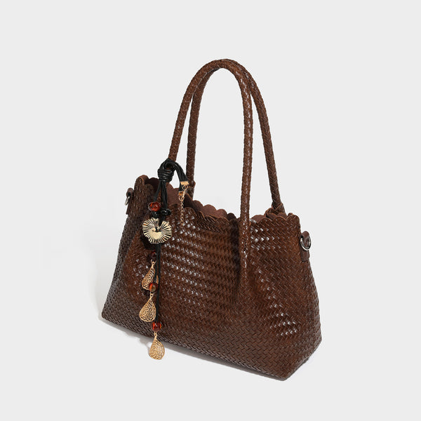 Strukturierte, glänzend gewebte Tote-Bag mit geschwungenem oberen Rand, geflochtenen Henkeln, abnehmbarem Crossbody-Riemen und Perlenquaste