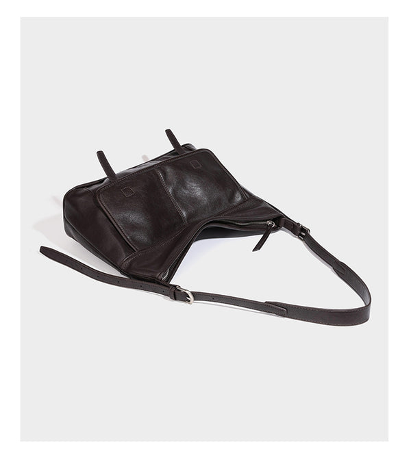 Weich fallende, geräumige Schulter- und Crossbody-Tasche in Lederoptik mit vorderer Klappentasche, Reißverschluss oben und langem verstellbarem Riemen