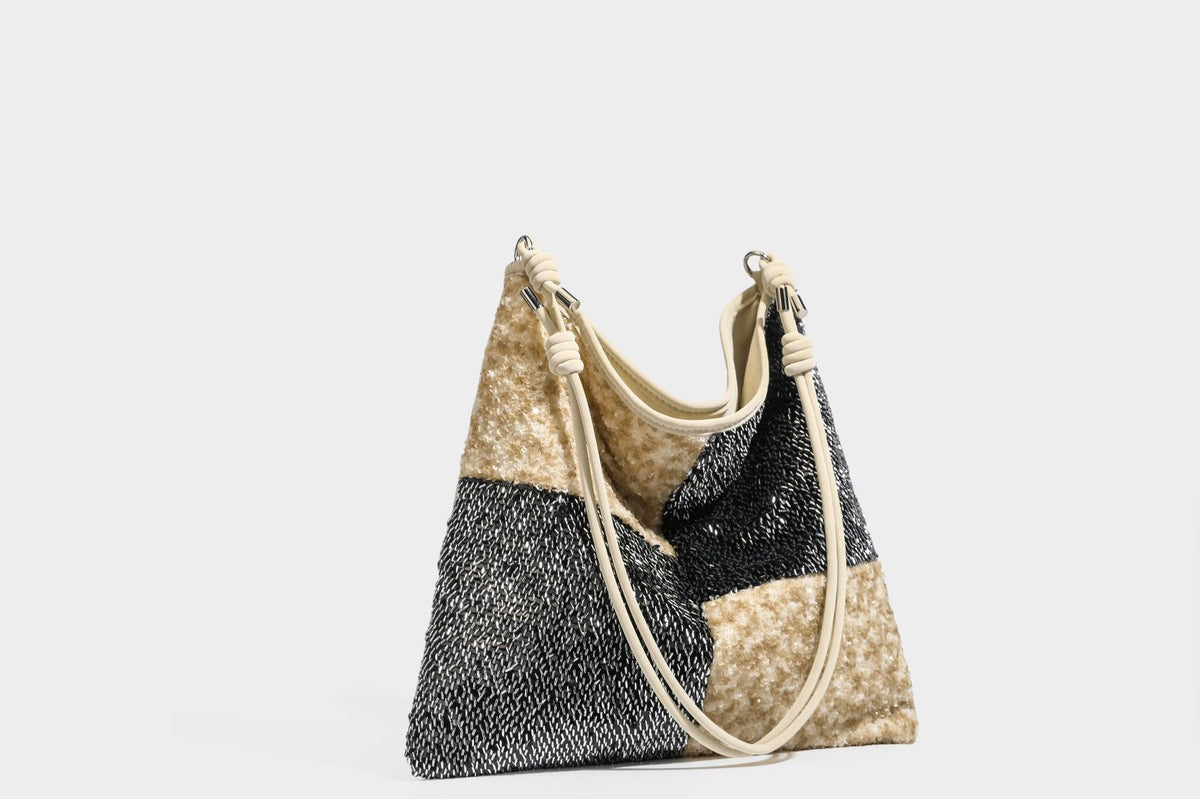 Lässig-weicher Patchwork-Schultershopper mit Pailletten, schwarz-goldenen oder creme-silbernen Colorblocking-Einsätzen und verstellbarem, schmalem Riemen
