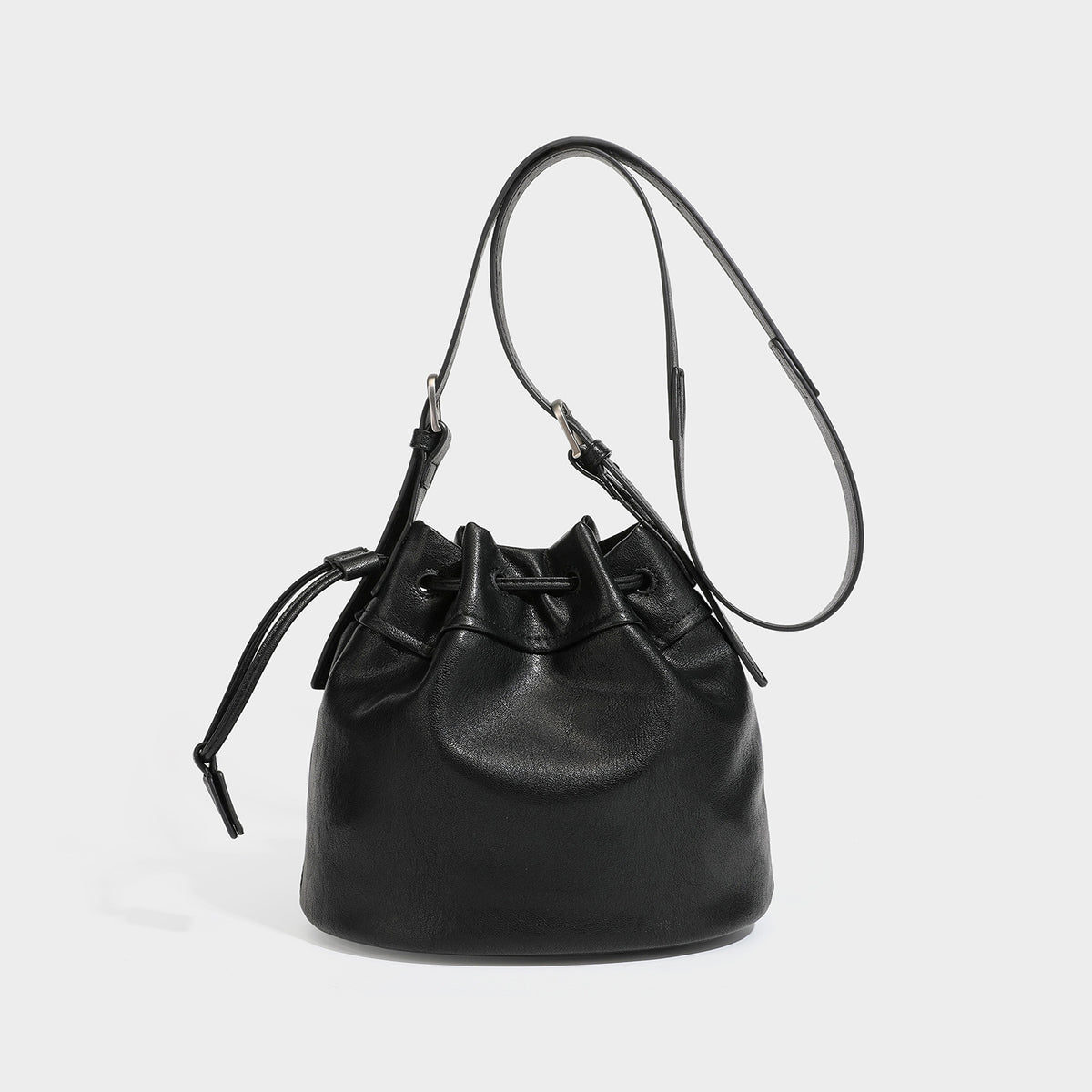 Kleine dunkelbraune Beuteltasche mit langem verstellbarem Crossbody-Riemen und silberfarbenen Beschlägen, Detailansicht 6