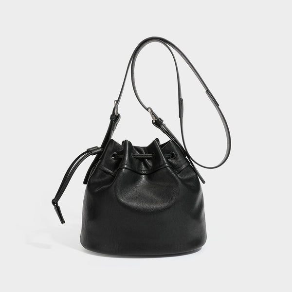 Kleine dunkelbraune Beuteltasche mit langem verstellbarem Crossbody-Riemen und silberfarbenen Beschlägen, Detailansicht 6