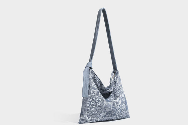 Weich fallende Hobo-Schultertasche aus Canvas mit botanischem Print, langem geknotetem Riemen und Reißverschluss oben, Detailansicht 30