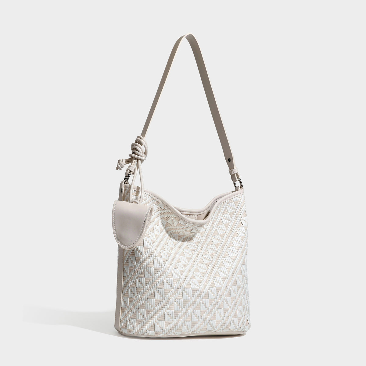 Gewebte Schultertasche mit geometrischem Ethno-Muster, dunkelbraunem Kunstlederbesatz, langem verstellbarem Trageriemen und kleinem hängendem Reißverschluss