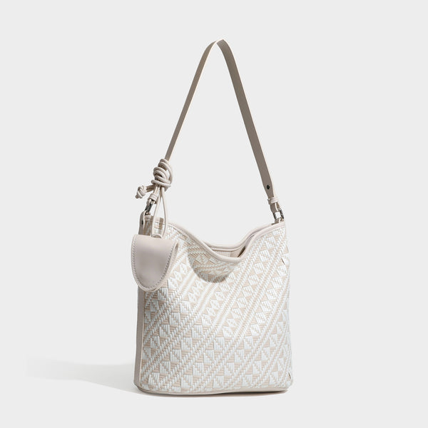 Gewebte Schultertasche mit geometrischem Ethno-Muster, dunkelbraunem Kunstlederbesatz, langem verstellbarem Trageriemen und kleinem hängendem Reißverschluss