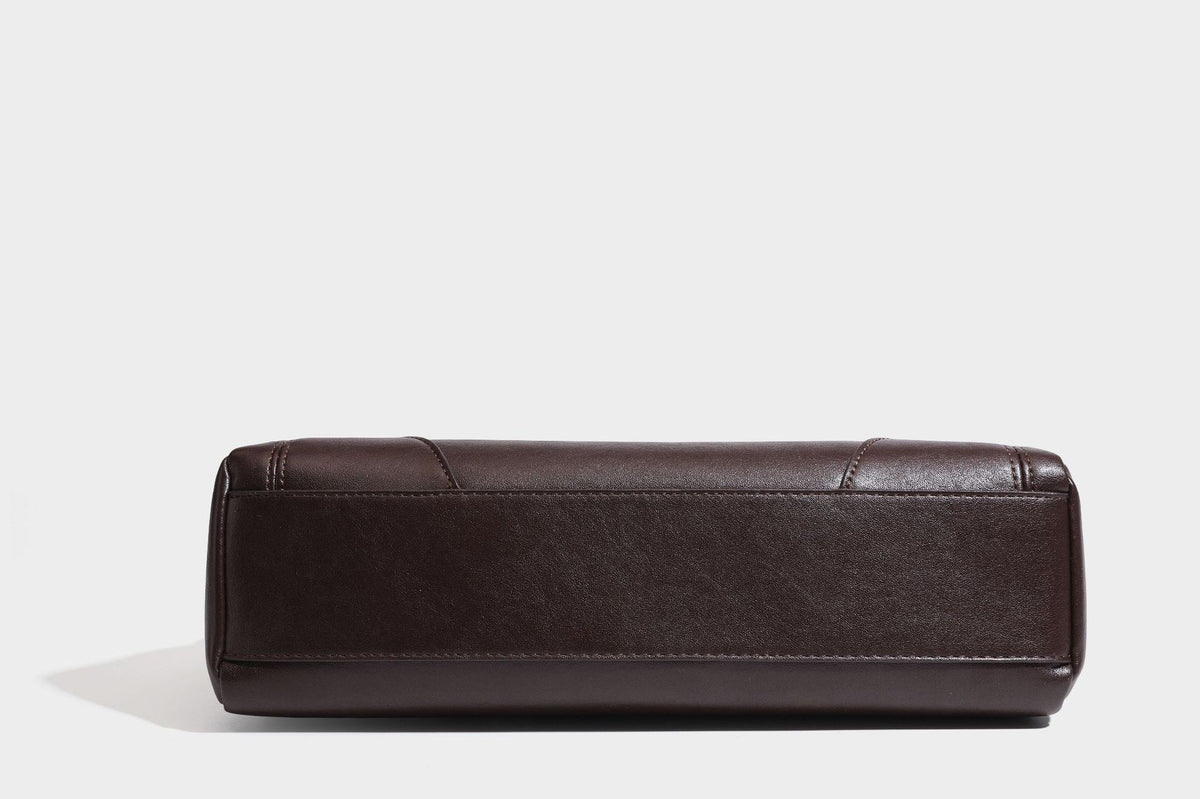Strukturierte dunkelbraune Satchel-Tote in Lederoptik mit Ringverschluss in Antikgold-Optik, zwei Henkeln und seitlichem Riemen mit Schnalle