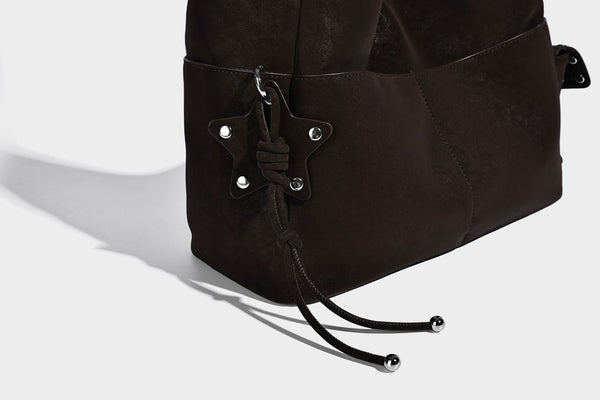 Lässige Hobo-Schultertasche in dunkelbrauner, matter Wildlederoptik mit silberfarbenem, nietenbesetztem Riemen und seitlichem Kordelzug