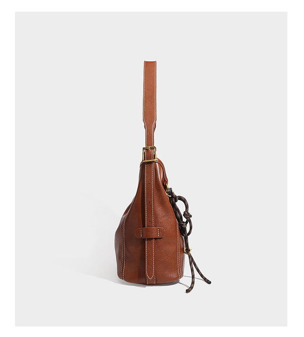 Lässig fallende Hobo-Schultertasche in glatter Lederoptik mit Kontrastnähten, antikgoldfarbenen Beschlägen und, Detail