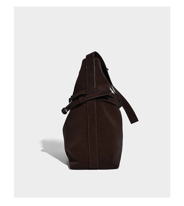 Große, weich fallende Schultertasche im Hobo-Stil aus matter Lederoptik mit Reißverschlussfach vorne und herabhängenden Stern- und Schlossanhängern in Silberoptik