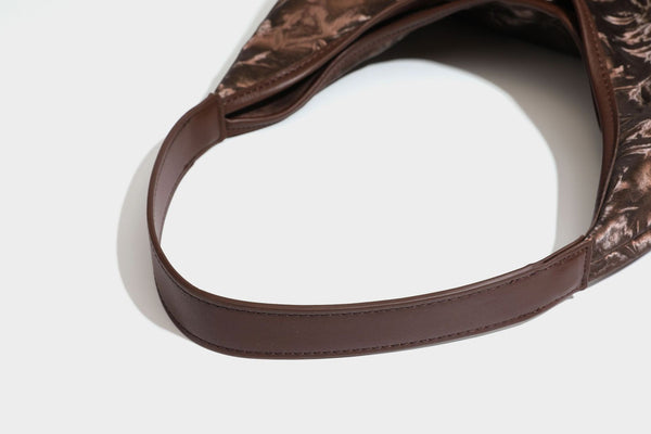Glänzende, geknautschte, weich fallende Hobo-Schultertasche mit glattem Besatz und einem Schulterriemen, Detailansicht 30