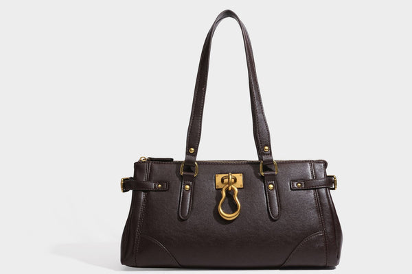 Strukturierte dunkelbraune Satchel-Tote in Lederoptik mit Ringverschluss in Antikgold-Optik, zwei Henkeln und seitlichem Riemen mit Schnalle