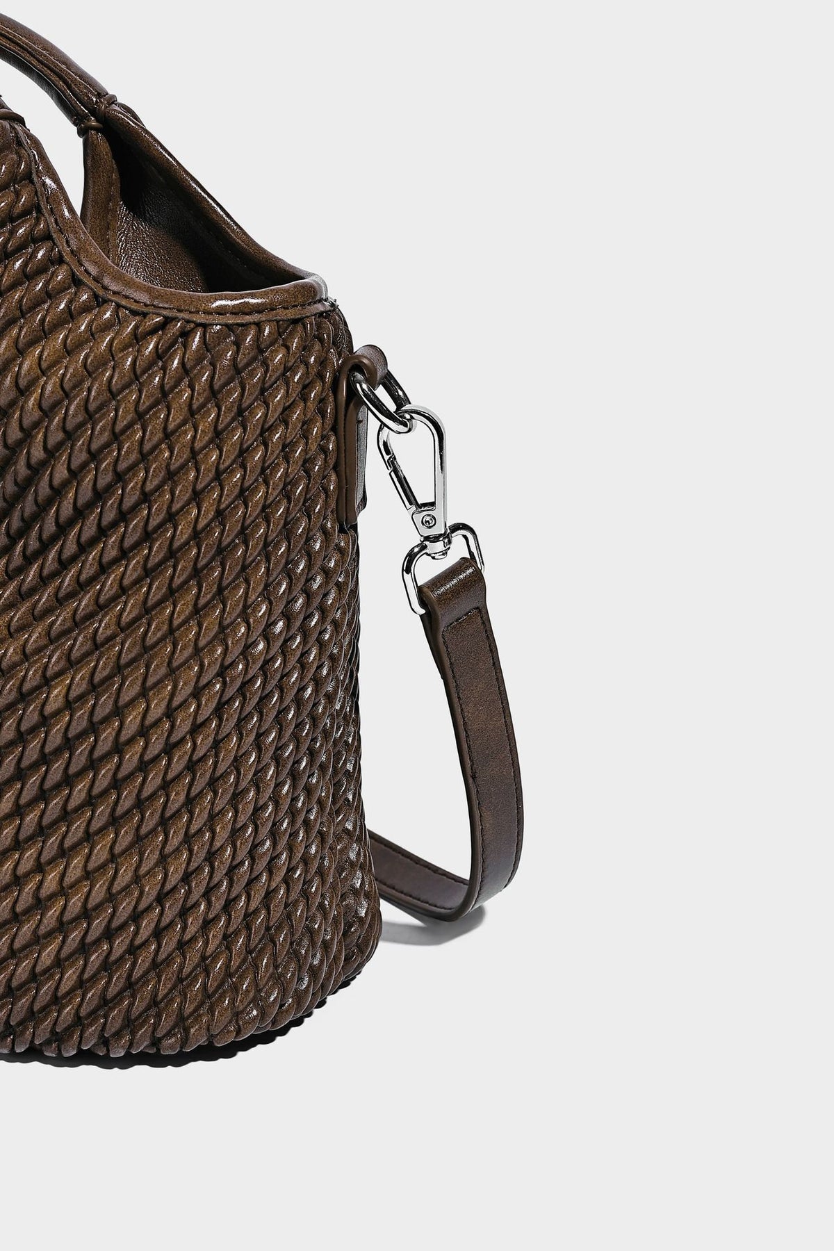 Strukturierte Beuteltasche mit Webstruktur, geknotetem Tragegriff, vorderer Klappentasche und abnehmbarem Crossbody-Riemen in Silberoptik