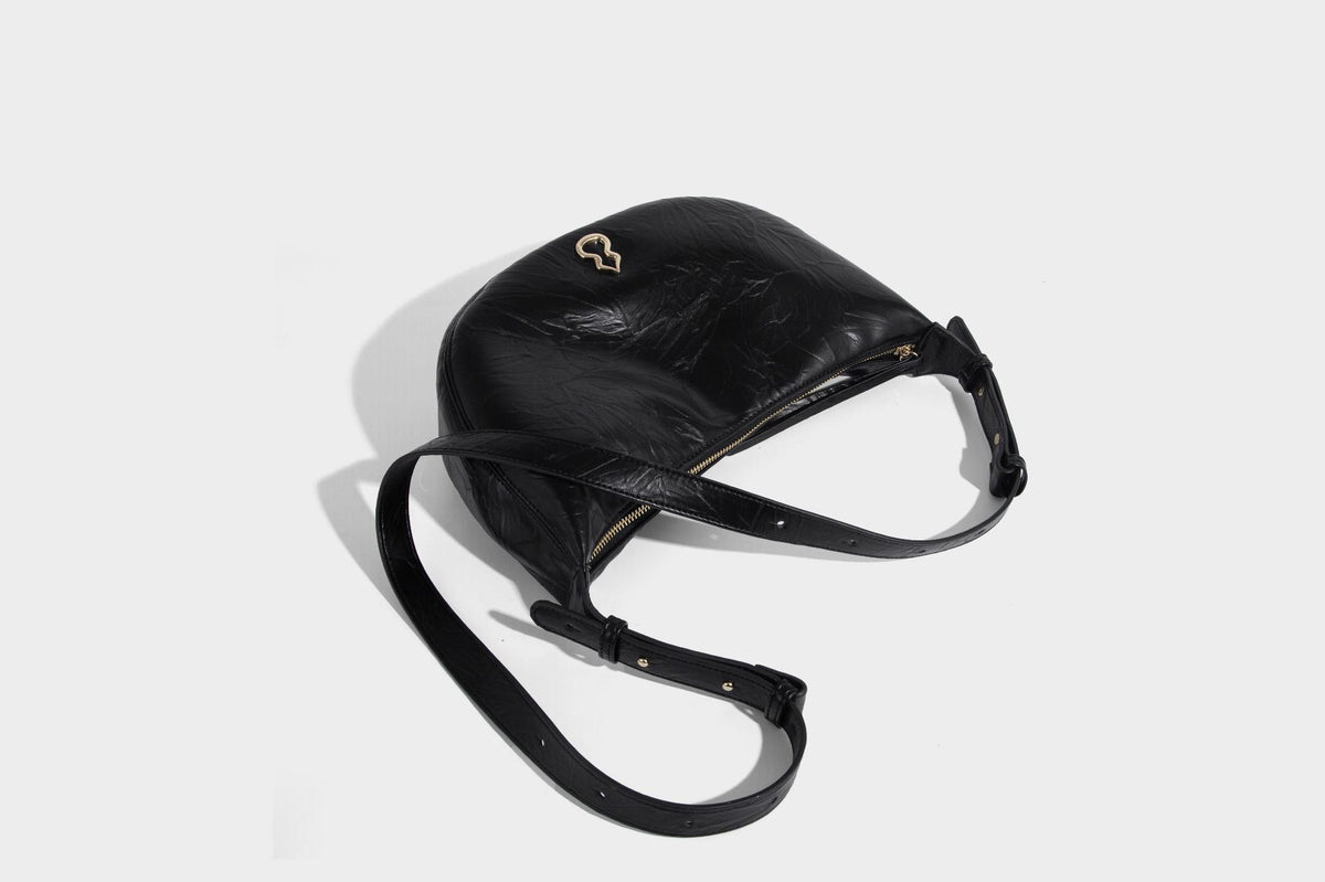 Glänzende, gekräuselte Halbmond-Schultertasche mit goldfarbenen Emblem-Beschlägen und verstellbarem Riemen, Detailansicht 16