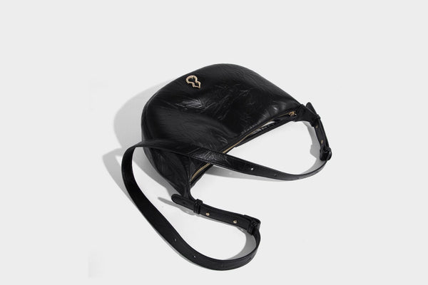 Glänzende, gekräuselte Halbmond-Schultertasche mit goldfarbenen Emblem-Beschlägen und verstellbarem Riemen, Detailansicht 16