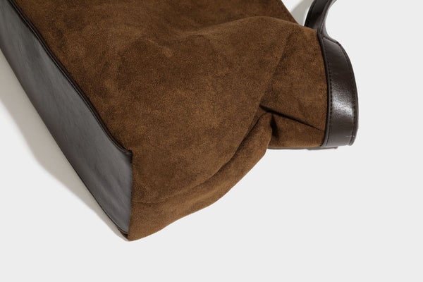 Große, weich fallende Tote aus Wildlederoptik in warmem Braun mit dunklen glatten Besätzen, zwei Tragegriffen, abnehmbarem Reißverschluss-Etui und, Detail